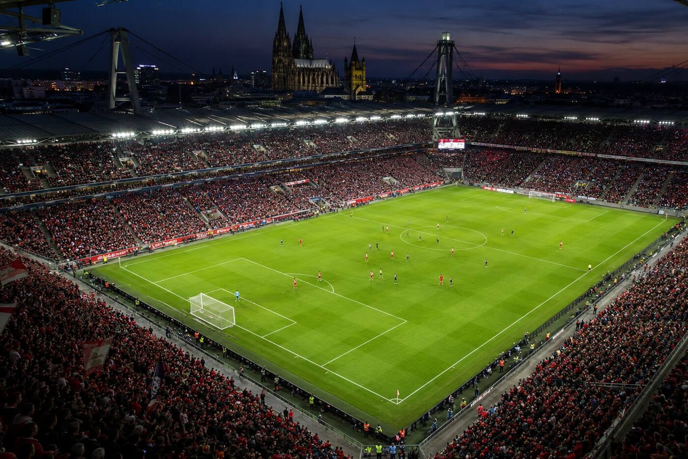 Stimmungsvolle Stadionatmosphäre bei einem Abendspiel in Köln